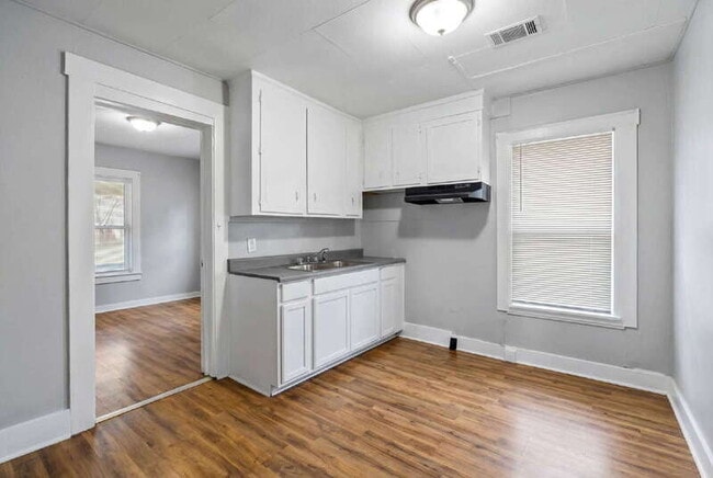 Photo - 110 W Mitchell St