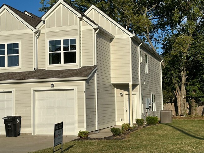 Building Photo - Modern 3 Bedroom, 2.5 Bath Townhouse in Columbia!