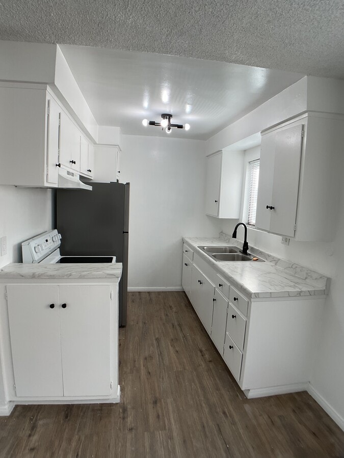 kitchen - 6561 Fulton Ave