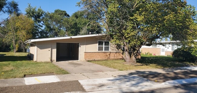 Building Photo - 320 Somonauk St Rental