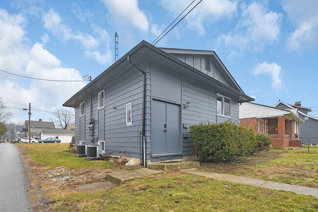 Photo - Freshly Renovated Duplex. Upstairs and Downstairs Units Available Now. Schedule a Schedule Today! Unidad A