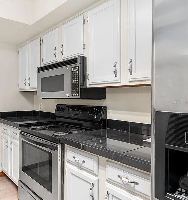 Upgraded Kitchen - 900 SW 62nd Blvd Rental