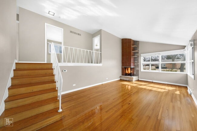 Photo - 393 Huntington Ln