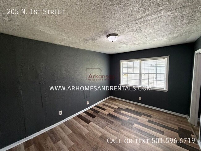 Photo - 205 N 1st St