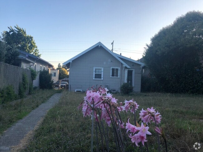 Building Photo - 4056 Santa Rita St Rental