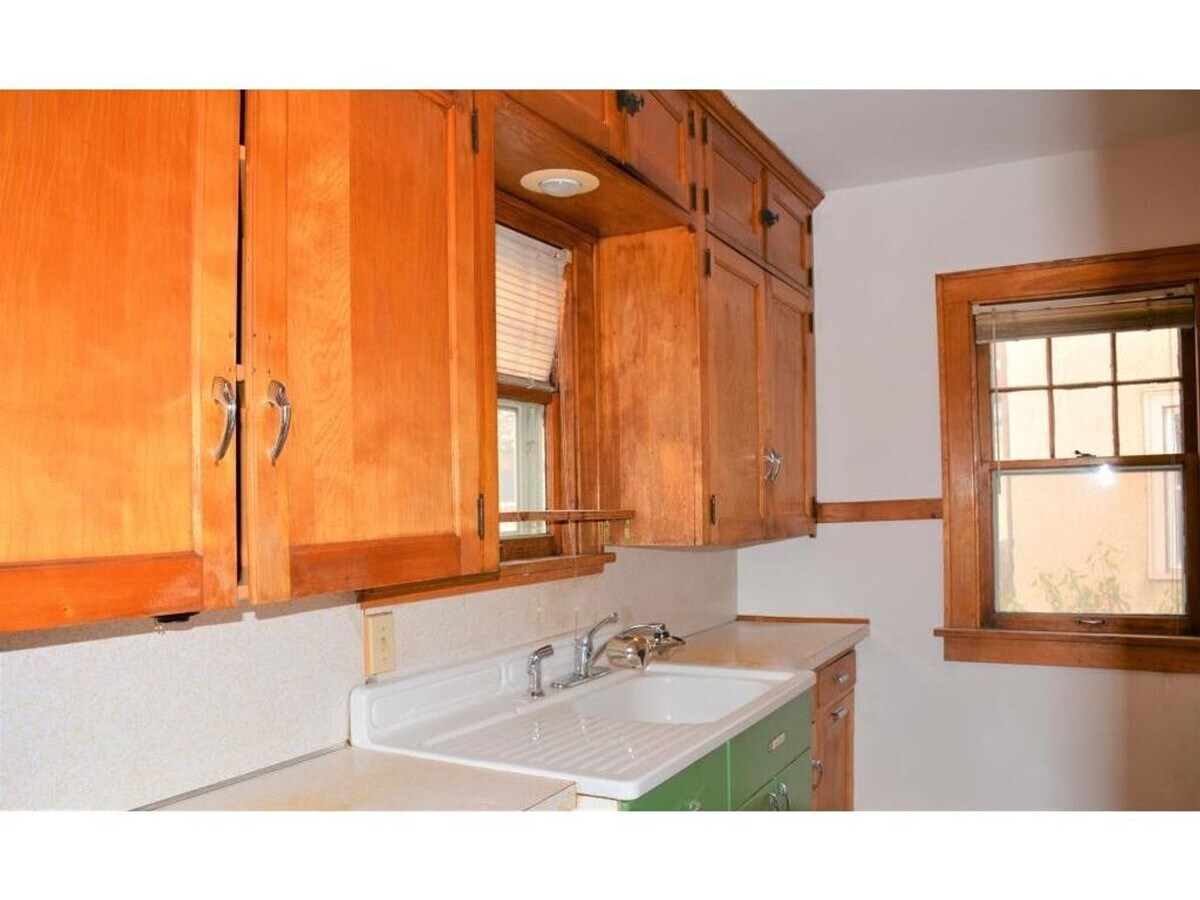 Cute 3 bedroom - Non-Duplex House In Como for June 2026! - Cute 3 bedroom - Non-Duplex House In Como for June 2026!