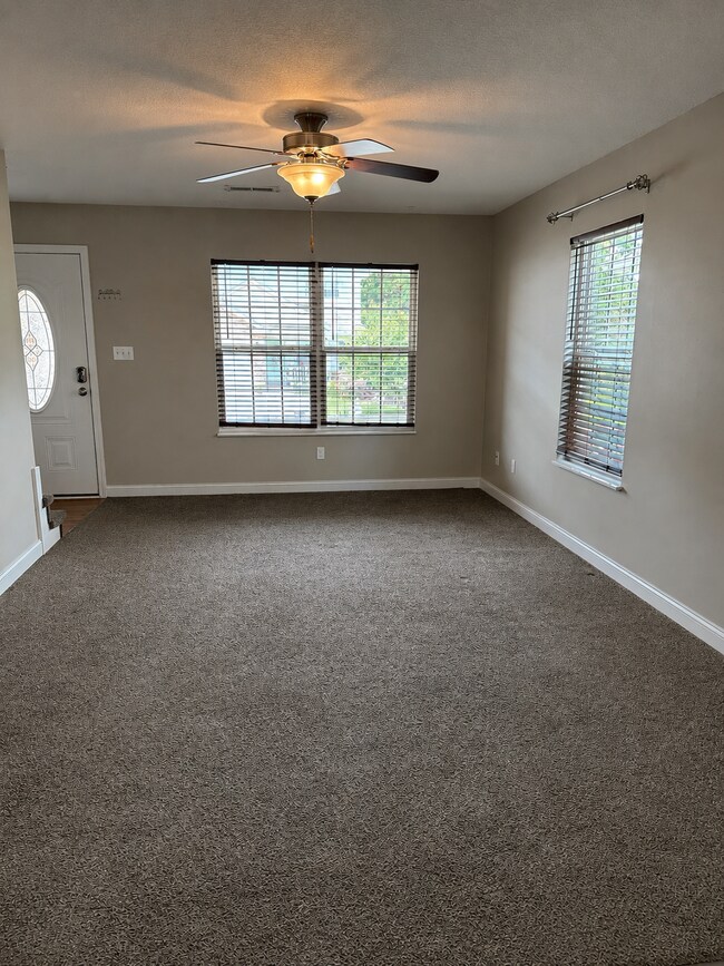 Photo - 1005 Lennox Cir
