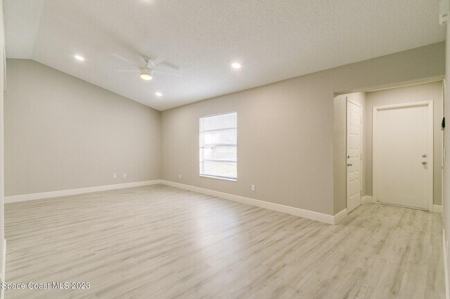 Photo - 1847 Parrsboro St NW