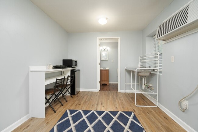 970 Hubbard St SW Unit 2