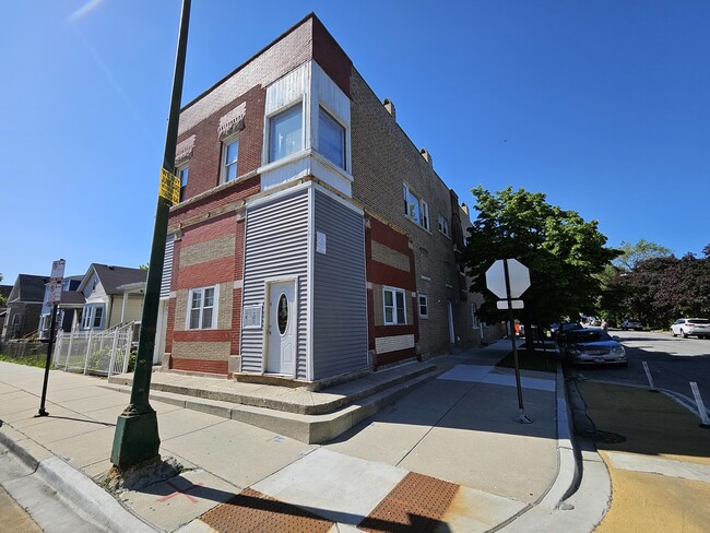 Building Photo - 2500 W Pershing Rd Unit 1R