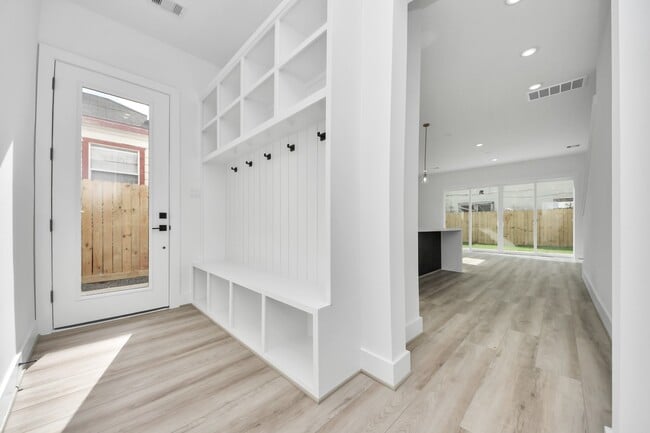 Photo - 2408 Lorraine St