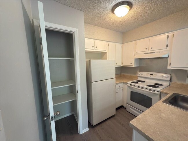 Photo - 8907 Parkfield Dr Unit 203
