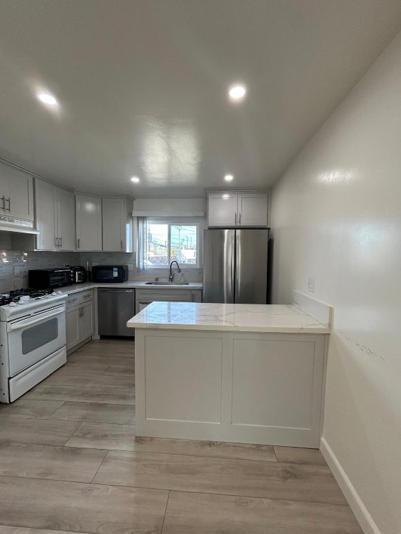 Photo - 2014 1/2 Burnside Ave Unit Half