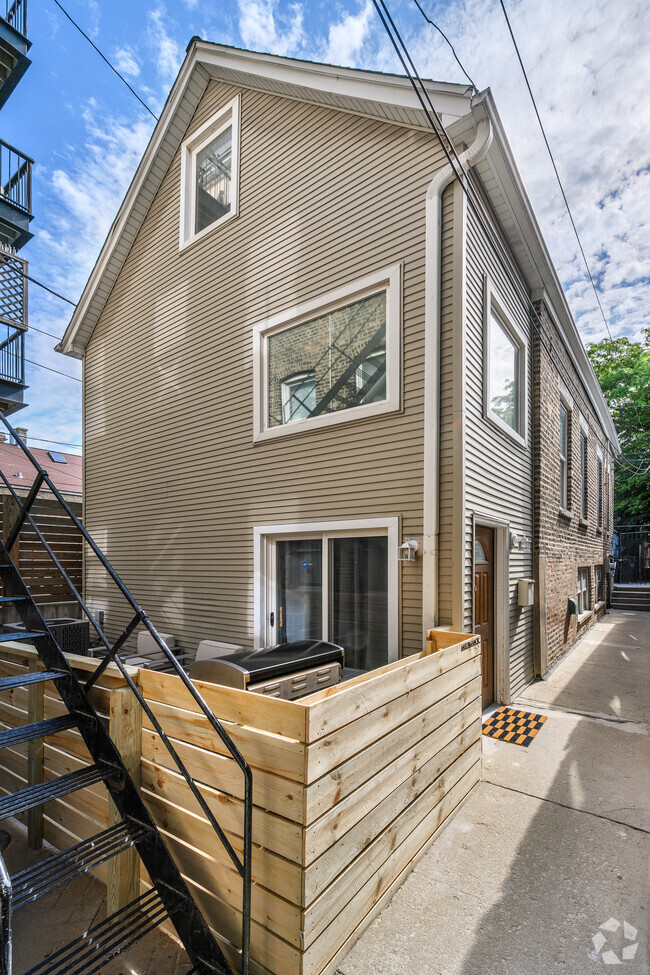 Building Photo - 2029 N Damen Ave Rental