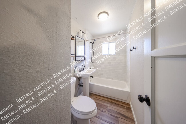 Photo - 708 E 2nd St