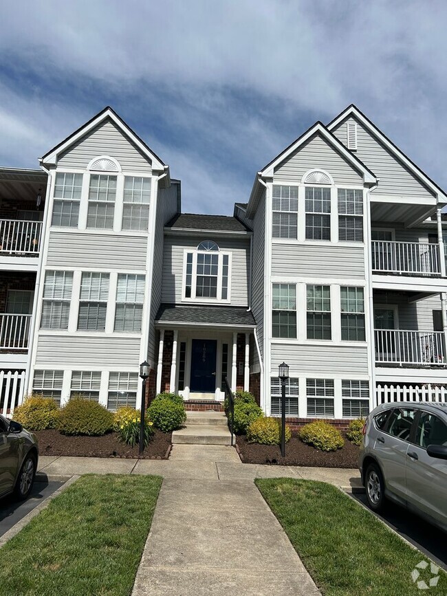 Building Photo - Charming Top-Floor Condo in Laurel Lakes –... Unit 812
