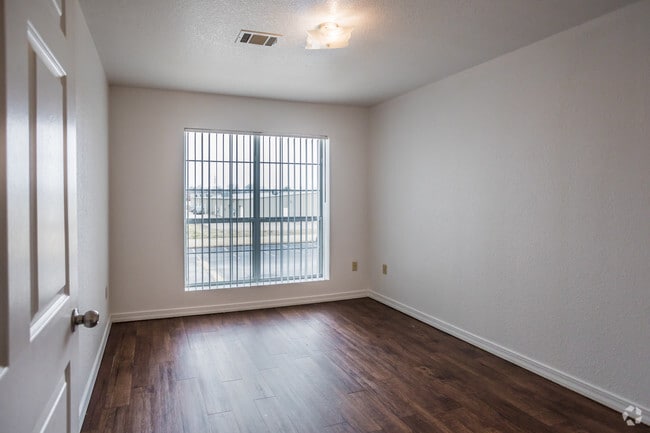 3 BR, 1.5 BA - 950 SF