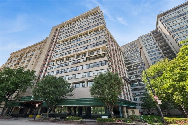 3420 N Lake Shore Dr Unit 8J