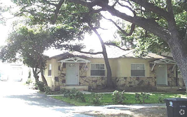 Photo - 1700 Grismer Ave Apartments