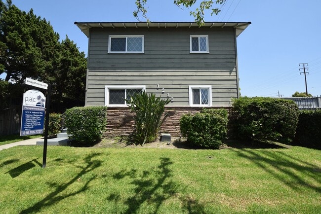 Building Photo - 1212 N Hollywood Way Rental