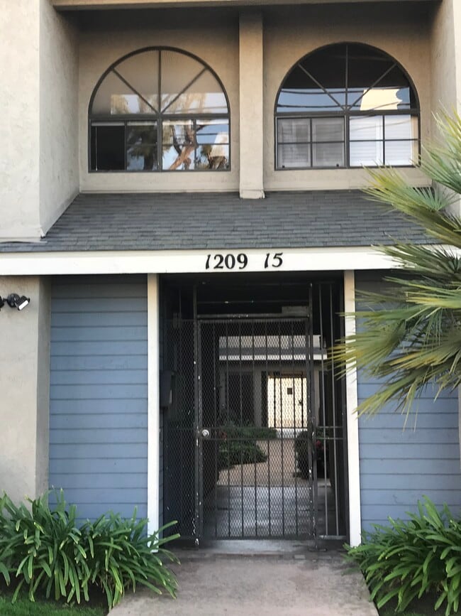 Building Photo - 1209 Robinson Ave Unit #8 Rental