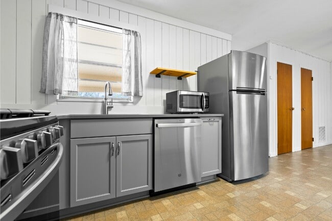 Photo - 1558 Emily Ave