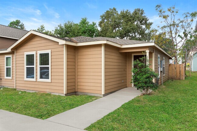 Photo - 16940 W Juneau St