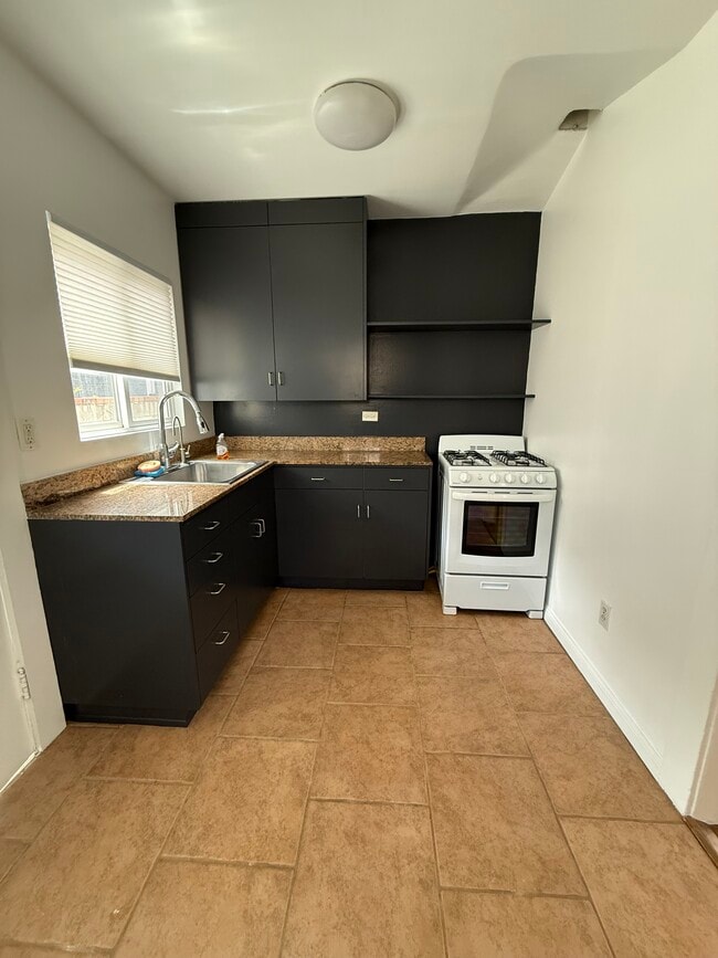 Small Kitchenette (no Dishwasher) - 4241 Lincoln Ave Unit C
