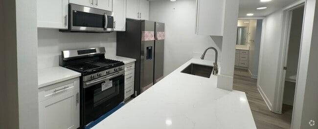 Building Photo - 18620 Hatteras St Unit 180 Rental