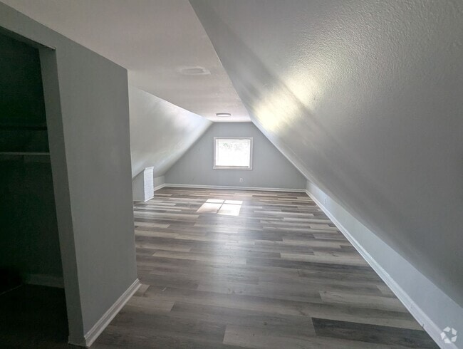Building Photo - Beautifully renovated 3 bedroom/1 bath house!