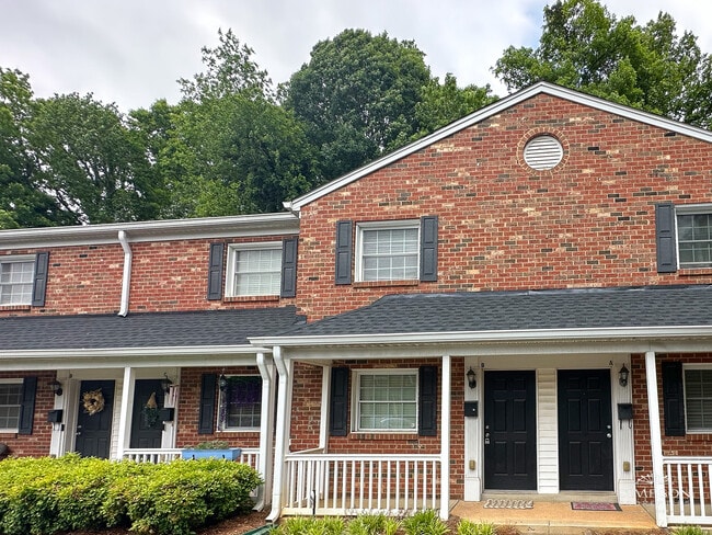 Building Photo - 1215 Green Oaks Ln