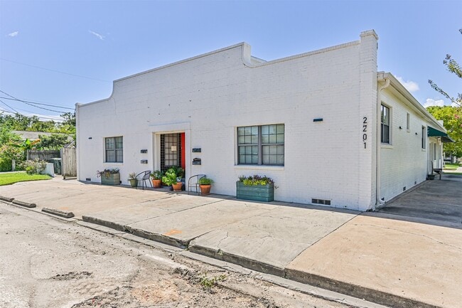 Building Photo - 2201 48th St Unit 3 Rental