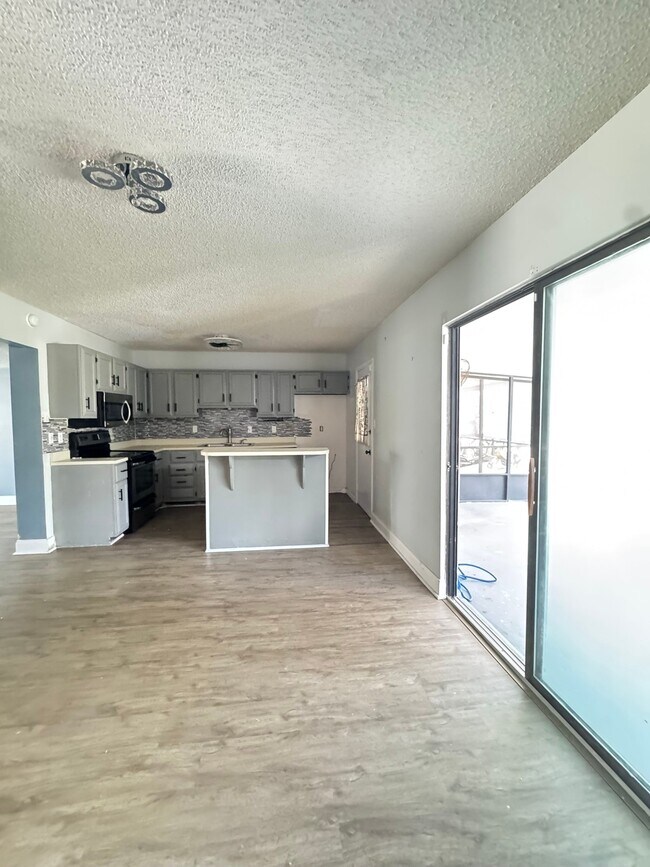 Photo - 1413 Manor Dr NE