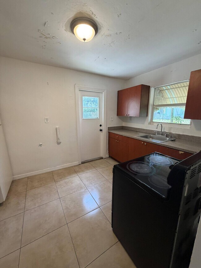 1525 W 15th St