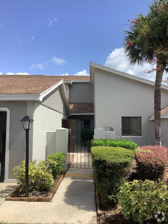 Building Photo - Beautiful 2 bedroom 2.5 bath condo with an...