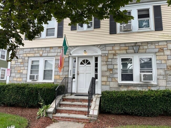 Building Photo - 37 Cushing St Unit 1