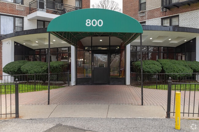 Photo - 800 Victory Blvd