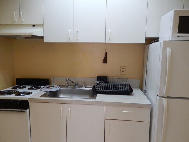 Photo - CUTE 1/1 w/ Tile Floors, Walk In Closet, Patio, & Neighborhood Pool! Bike to FSU or TCC! $850/mon...