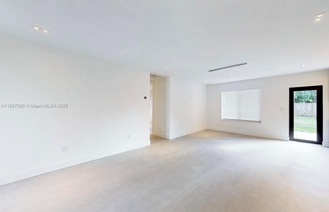 Photo - 830 NE 171st Ter