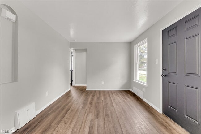 Photo - 441 E 250th St