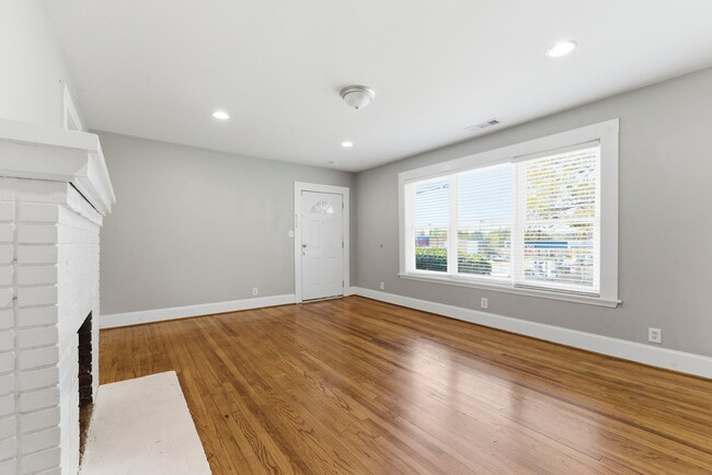 Photo - 202 Warren St SE