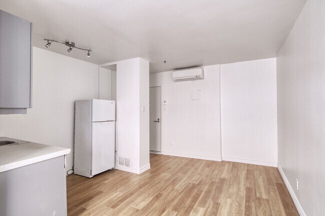 Photo - 25 Av des Pins O Unit 437