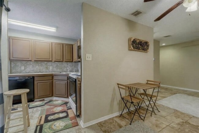 Photo - 2409 Leon St Unidad 102