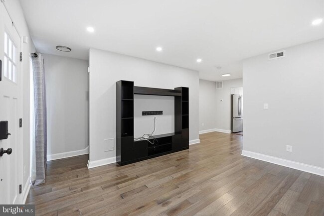 Photo - 422 Burbank St SE