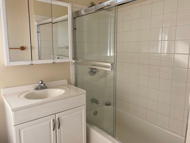 bathroom - 17100 Gramercy Plz Unit Apt. 1