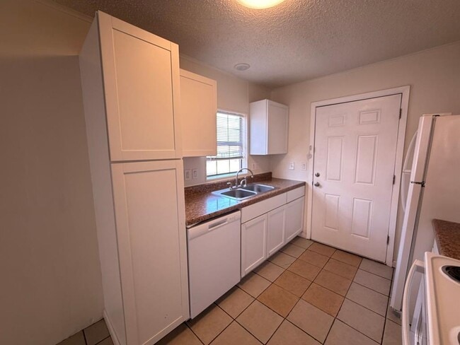 Photo - 212 Aster St