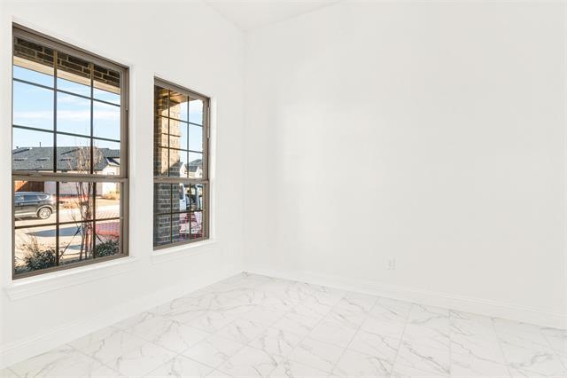 Photo - 2414 Thavie St