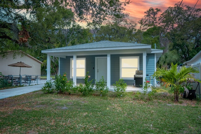 WELCOME HOME!!! - 325 11th Ave E