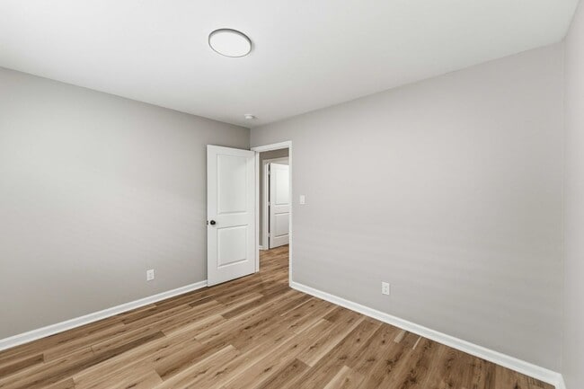 Photo - 1121 Edgewood Dr