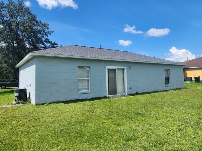 Building Photo - Very Nice cozy 3bd 2ba with a nice size back yard in Poinciana a definite must see!